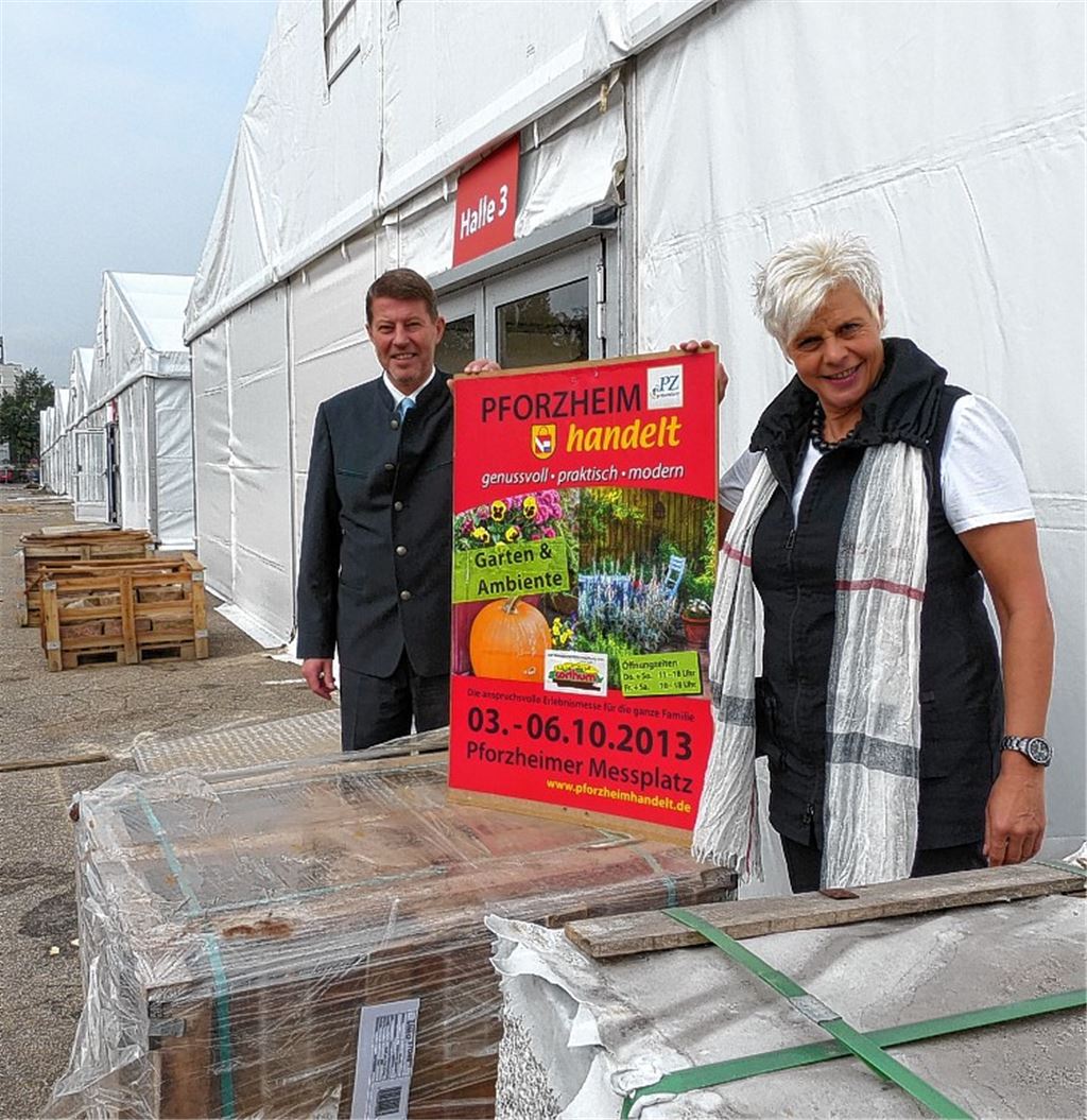 Stehen in den Startlöchern für die Verbrauchermesse „Pforzheim handelt“: Pforzheims Erster Bürgermeister Roger Heidt und die Organisatorin Regina Rieger.