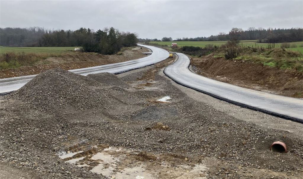 Stehen kurz vor der Vollendung: die Trasse der neuen Kreisstraße 4569 (li.) und der zugehörige neue Radweg. Foto: Enzkreis/Maneval