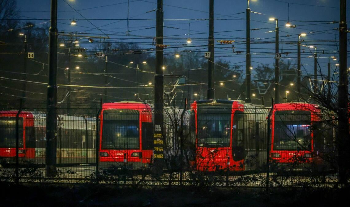 Stehen statt fahren - Straßenbahnen am Samstagmorgen in einem Depot in Bremen.