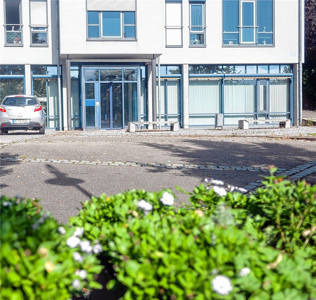 Stehen zum Verkauf: die Räume der ehemaligen Enztalbank in Lomersheim.Fotomoment