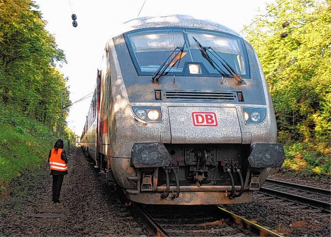 Steht nach rätselhaftem Zwischenfall still: der Intercity 2063. 
