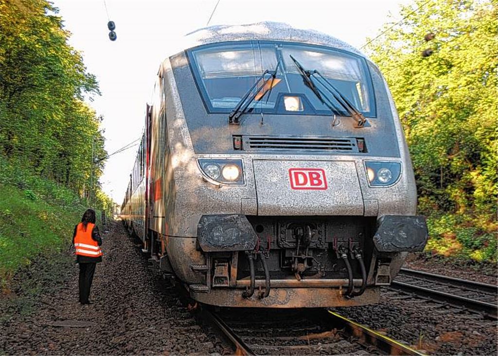 Steht nach rätselhaftem Zwischenfall still: der Intercity 2063. 