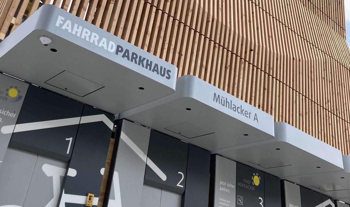 Steht seit seiner Eröffnung unter kritischer Beobachtung: das vollautomatische Fahrradparkhaus am Mühlacker Bahnhof.Foto: Archiv