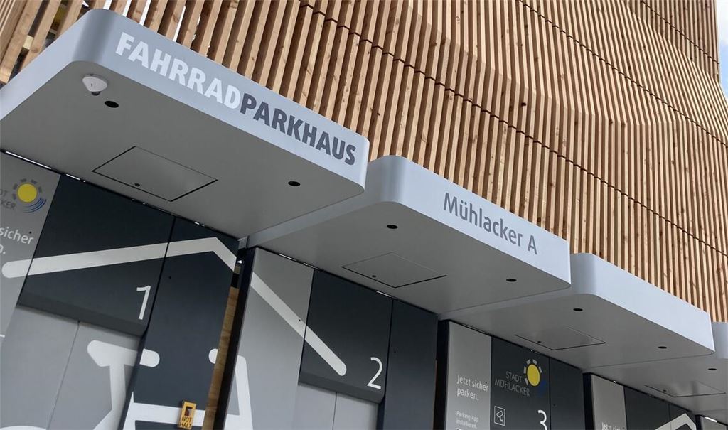 Steht seit seiner Eröffnung unter kritischer Beobachtung: das vollautomatische Fahrradparkhaus am Mühlacker Bahnhof.Foto: Archiv