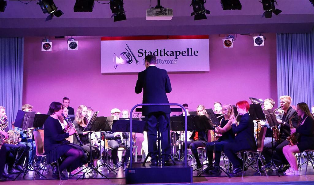 Steht stellvertretend für die Qualität der Nachwuchsarbeit in der Stadtkapelle Maulbronn: das Jugendorchester unter Leitung von Matthias May, der sich nach sieben Jahren verabschiedet. Foto: Bastian