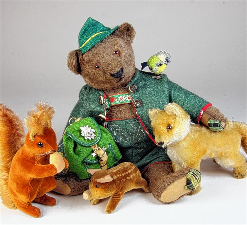 Steiff-Teddy von 1910 mit Steiff-Tieren aus der Zeit von 1934 bis 1955.Foto: Pistorius