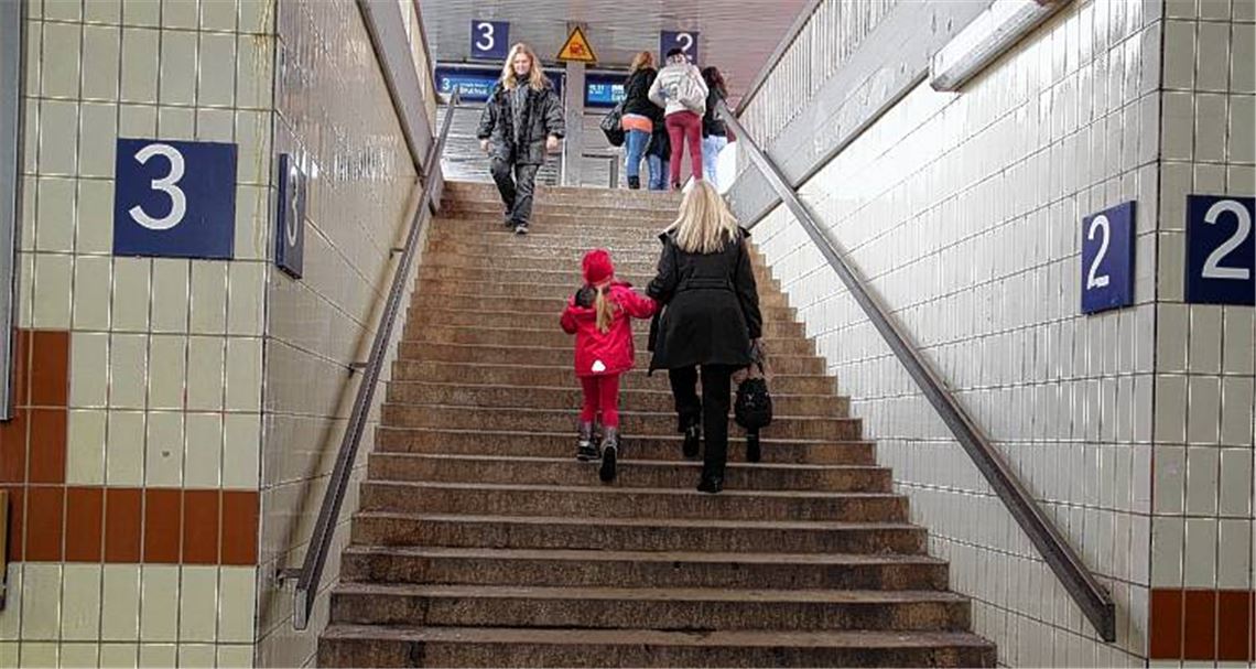 Steile Treppen, wenig Komfort: Der Mühlacker Bahnhof soll nach dem Wunsch der Stadt spätestens bis zum Beginn der Gartenschau im Frühjahr 2015 modernisiert und barrierefrei umgebaut sein.