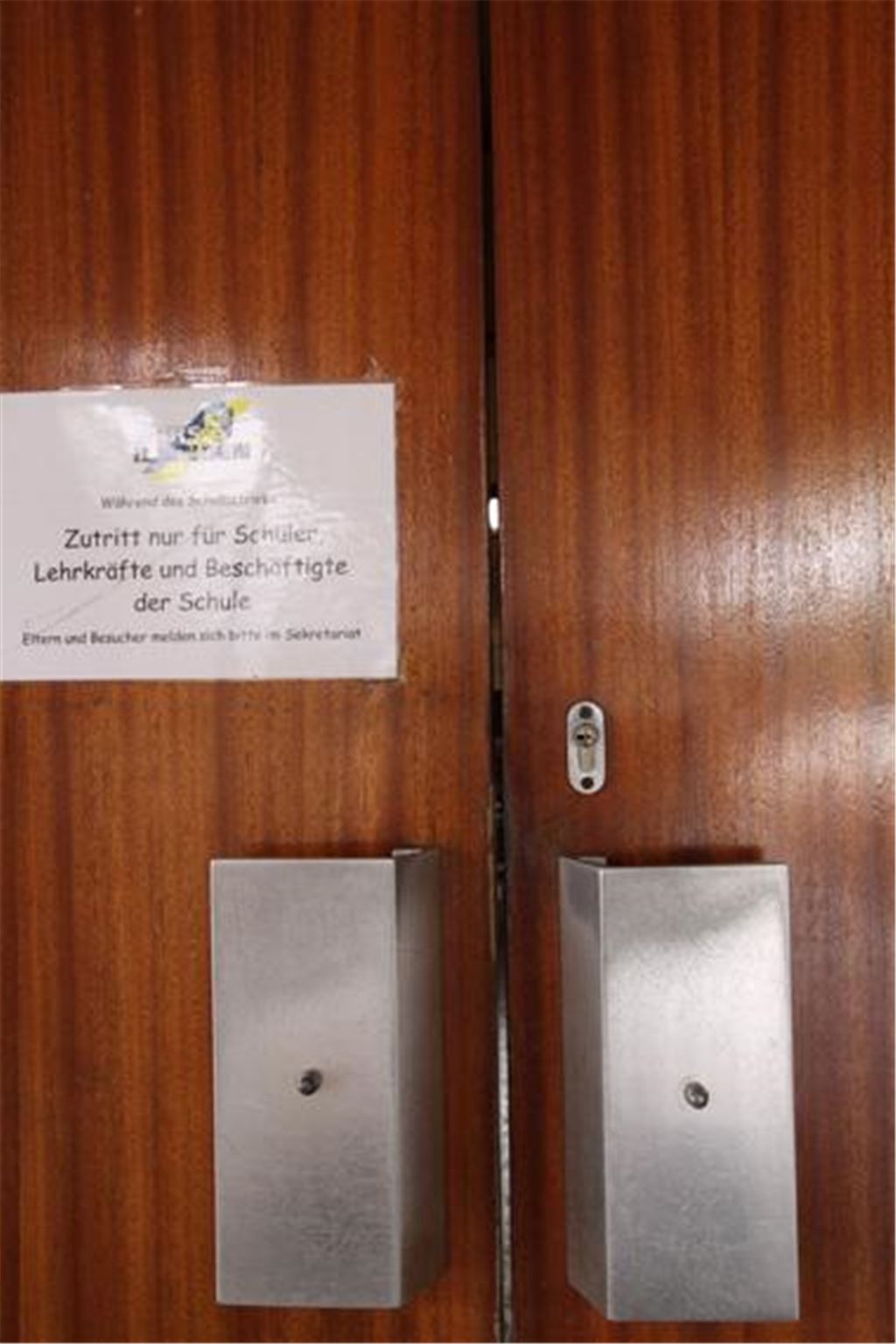 Stein des Anstoßes: Der Bürgermeister will noch in diesem Jahr die undichten Türen in der Schule sanieren, doch eine Mehrheit im Gemeinderat hat es nicht ganz so eilig. Archivfoto: Goertz