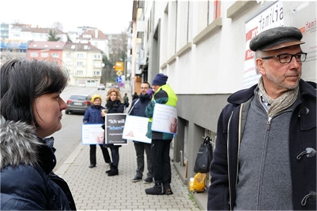 Stein des Anstoßes: Die religiösen Aktivisten 2018 in der Nähe des Eingangs zur Beratungsstelle von Pro Familia, der von Mitarbeitern (im Vordergrund) abgeschirmt wird. Archivbild: Peche