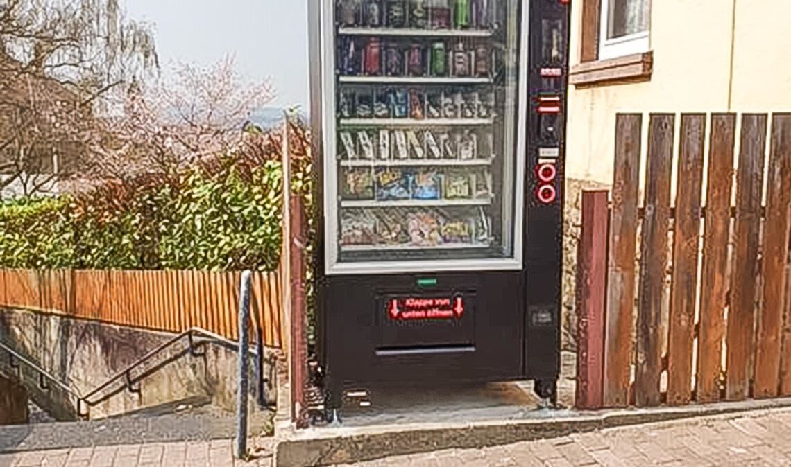 Stein des Anstoßes: der Verkaufsautomat mit Süßigkeiten, Energy-Drinks und E-Zigaretten direkt am Schulweg. Foto: privat