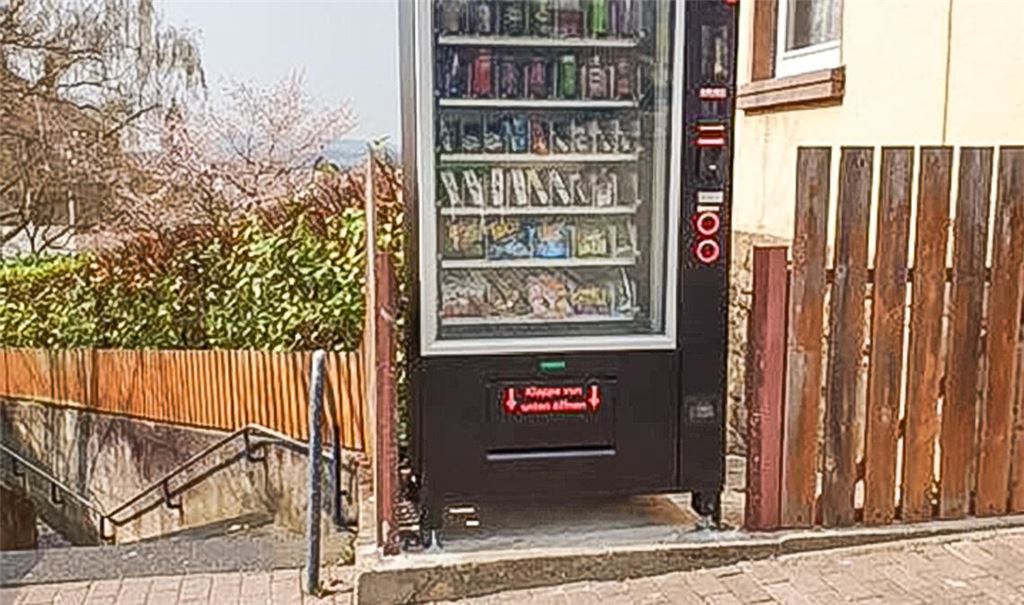 Stein des Anstoßes: der Verkaufsautomat mit Süßigkeiten, Energy-Drinks und E-Zigaretten direkt am Schulweg. Foto: privat