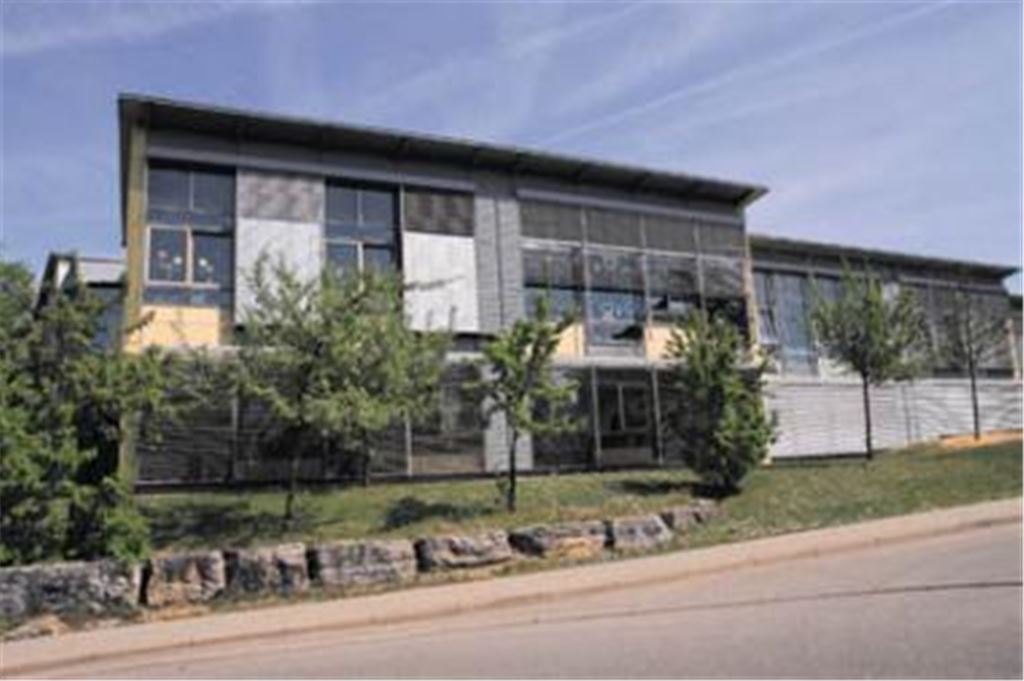 Stein des Anstoßes: die sanierungsreife Fassade der Mühlacker Schiller-Grundschule. Archivfoto: Sadler