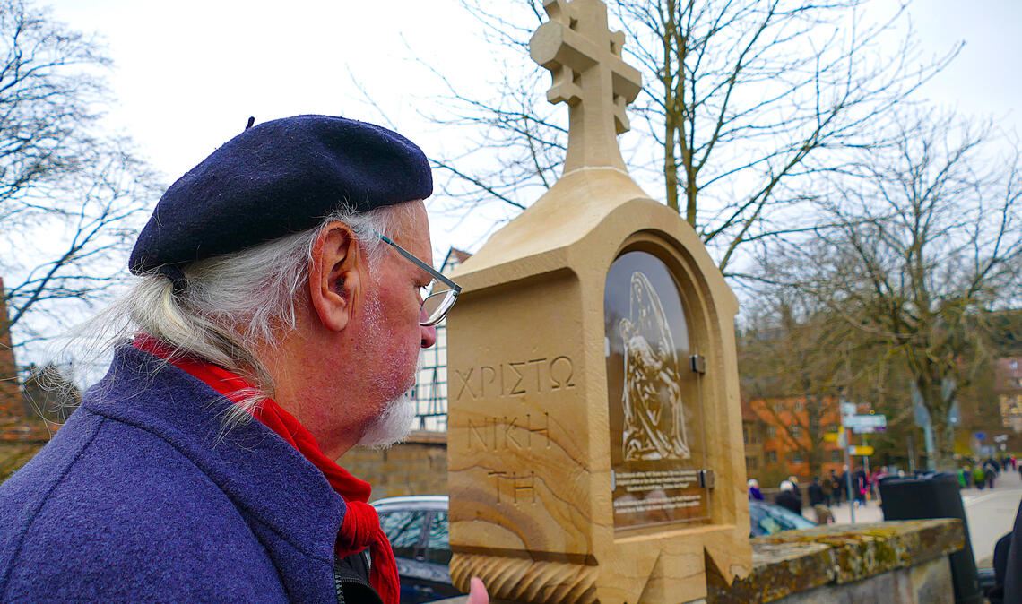 Steinbildhauer Volker Bender mit der Nachbildung eines historischen Bildstocks von 1497 mit der altgriechischen Inschrift: „Christus der Sieg“. Fotos: Weimper