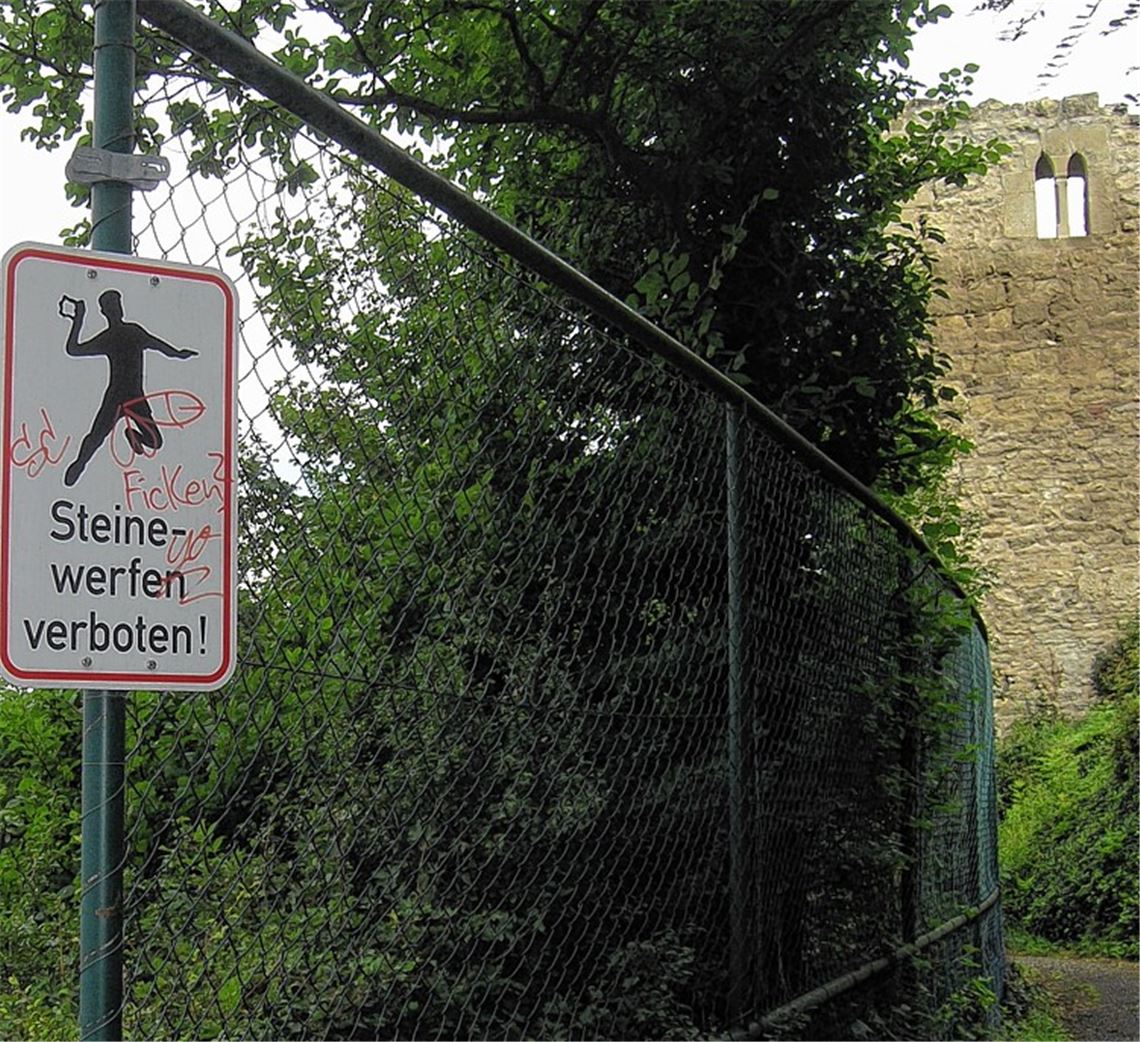 Steinewerfen verboten! Der Hinweis hat nur eine begrenzte Wirkung. Darunter leidet ein Teil der Anwohner der Enzstraße, der ohnehin mit herabfallendem Geröll zu kämpfen hat.