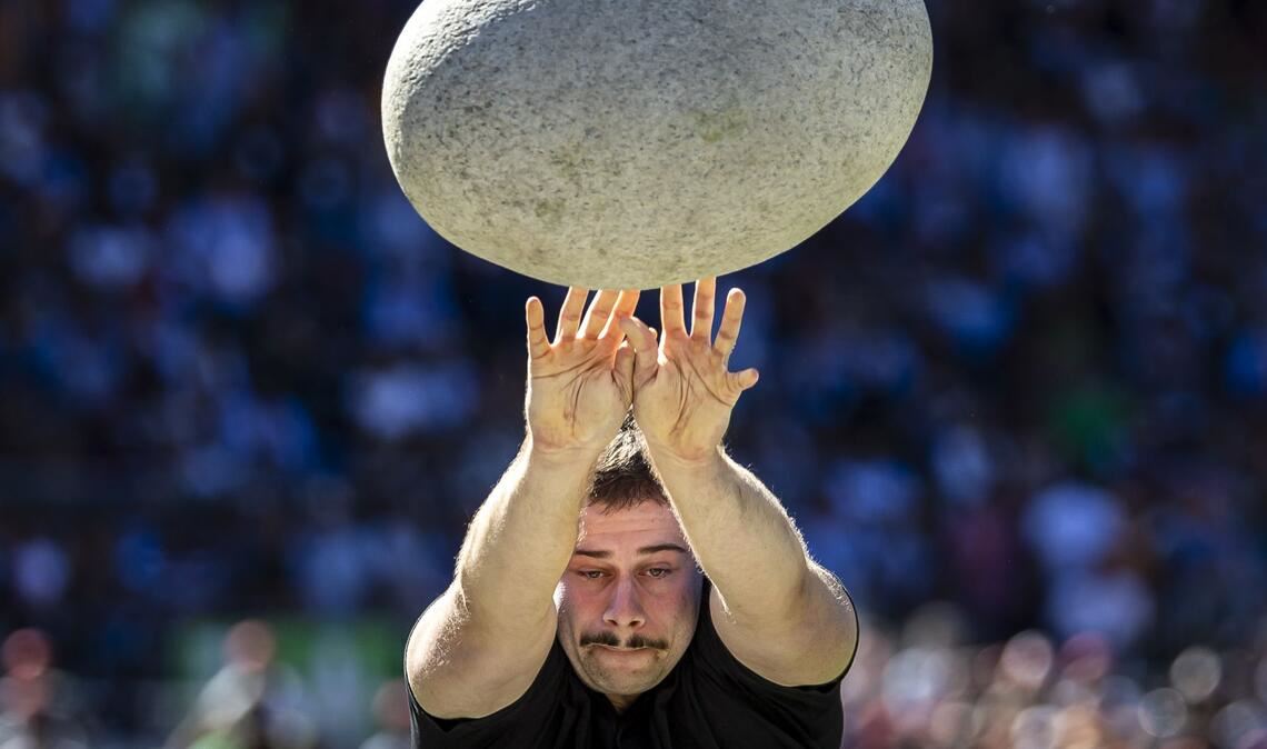 Steinewerfer: Mauro Betschart in Aktion im Unspunnen-Finale im Rahmen des Eidgenössischen Schwing- und Älplerfest in Mollis in der Schweiz.