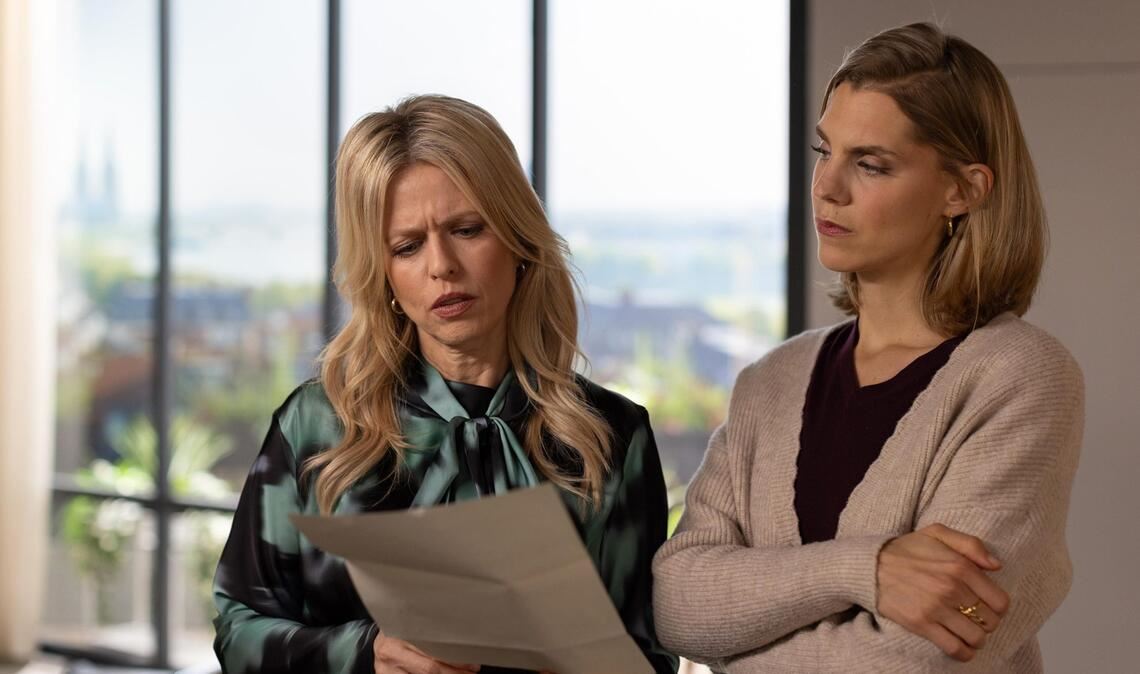 Stella (Bettine Langehein, r.) und Patrizia (Miriam Lahnstein) geraten wegen einer weiteren Lösegeldforderung erneut aneinander.