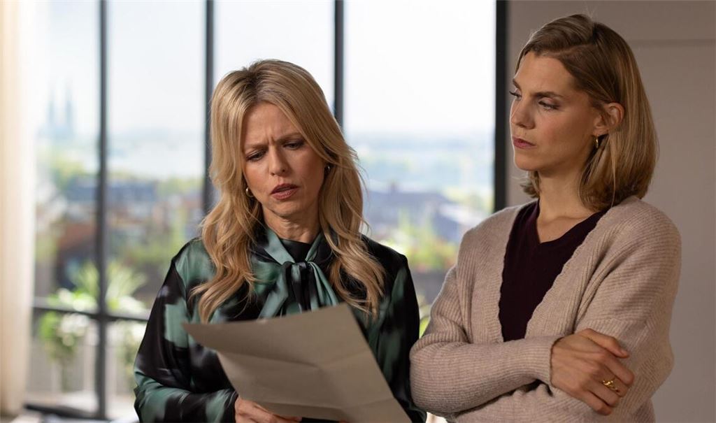 Stella (Bettine Langehein, r.) und Patrizia (Miriam Lahnstein) geraten wegen einer weiteren Lösegeldforderung erneut aneinander.