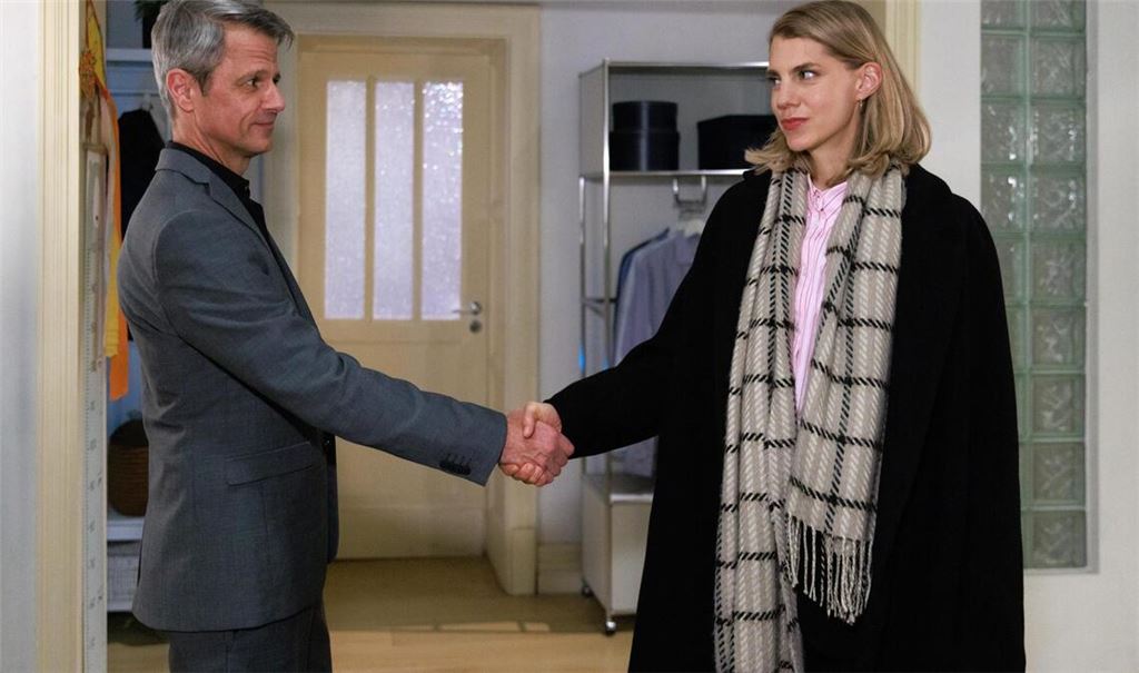 Stella (Bettine Langehein) schließt mit Benedikt (Jens Hajek) einen Pakt unter ihren Bedingungen.