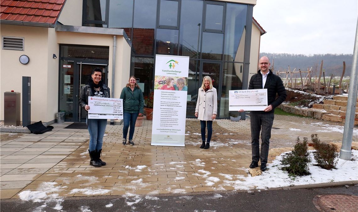 Stella Konrad (li.) von der Motobar in Kleinglattbach und Michael Beck (re.) von der Firma itprocess in Mühlacker unterstützen die Familienherberge Lebensweg. Über die Spenden freuen sich Tabea Eckstein (2. v. li.) und Andrea Kienzle (2.v.re.) vom Fundraising-Team. Foto: Goertz