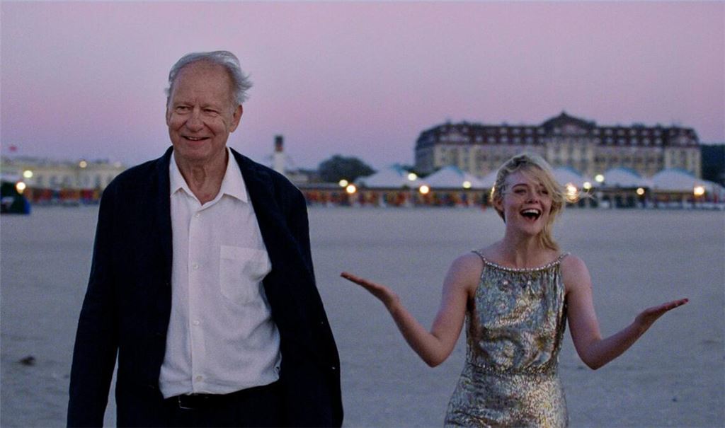 Stellan Skarsgard als Gustav Borg und Elle Fanning als Rachel Kemp in einer Szene des Films "Sentimental Value".