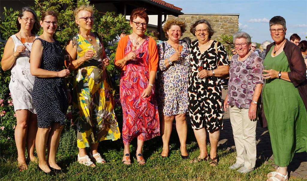 Stelldichein bei der Jubiläumsfeier (v. li.): Eveline Mandel, Geschäftsführerin des Landfrauenverbands Enzkreis, Evelyn Schweikert, stellvertretende Kreisvorsitzende, Marie-Luise Linck, Präsidentin der Landfrauen Württemberg-Baden, Charlotte Bertsch, Kassiererin, Undine Dihlmann, Beisitzerin im Vorstand, Doris Schüle, ehemalige Vorsitzende und Ehrenvorsitzende des Landfrauenverbands Enzkreis, Heidi Fischer, ehemalige Geschäftsführerin, und Christine Böhmerle, Vorsitzende des Landfrauenverbands Enzkreis. Foto: Bastian