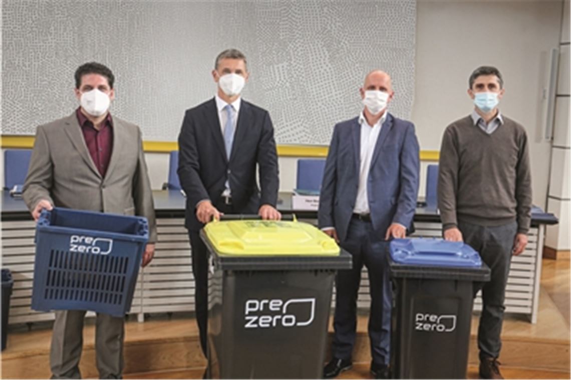 Stellen das neue Müllkonzept vor, das „Flach“ und „Rund“ ersetzt (v. li.): Alexander Stoffel von der Firma Zentek, die zum Duale System Deutschland gehört, Enzkreis-Dezernent Frank Stephan sowie Daniel Berens und Arbnor Beka vom Dienstleister PreZero Service GmbH. Foto: Goertz