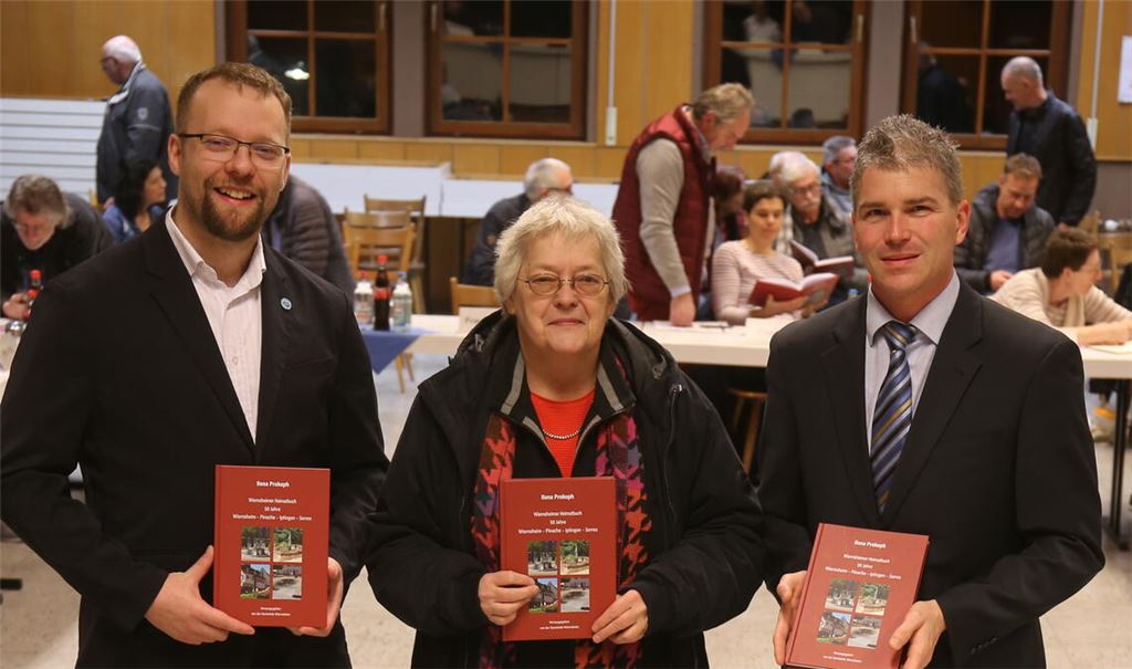 Stellen das neue Wiernsheimer Heimatbuch vor: Kay Bäumges (v.li.), Ilona Prokoph und Bürgermeister Matthias Enz. Foto: Deeg