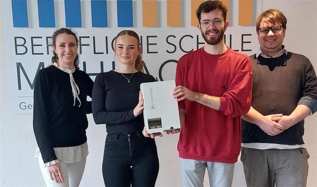 Stellen den Automaten für Menstruationsartikel an der Mühlacker Berufsschule vor (v.li.): SMV-Verbindungslehrerin Yasemin Leier, Schülersprecherin Annemarie Kusin und Léon Maier und Tim Sottona vom Präventionsnetzwerk. Foto: Enzkreis/Schmidt