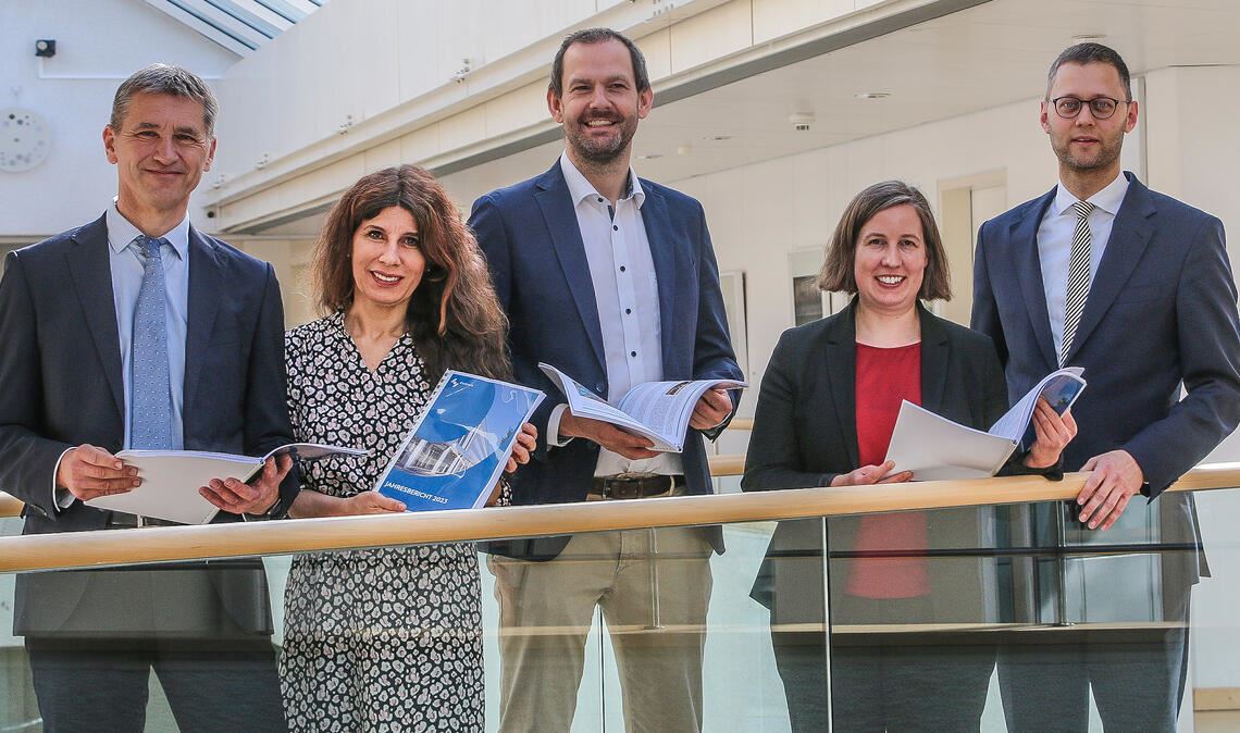 Stellen den Enzkreis-Jahresbericht vor: Frank Stephan (v.li.), Katja Kreeb, Landrat Bastian Rosenau, Dr. Hilde Neidhardt und Holger Nickel. Foto: Deeg