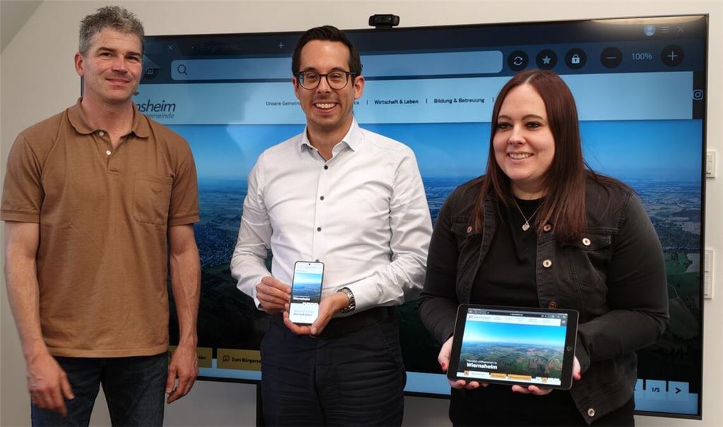 Stellen die neue Internetseite vor: Bürgermeister Matthias Enz, Hauptamtsleiter Timon Friedel und Heike Jung. Foto: Deeg