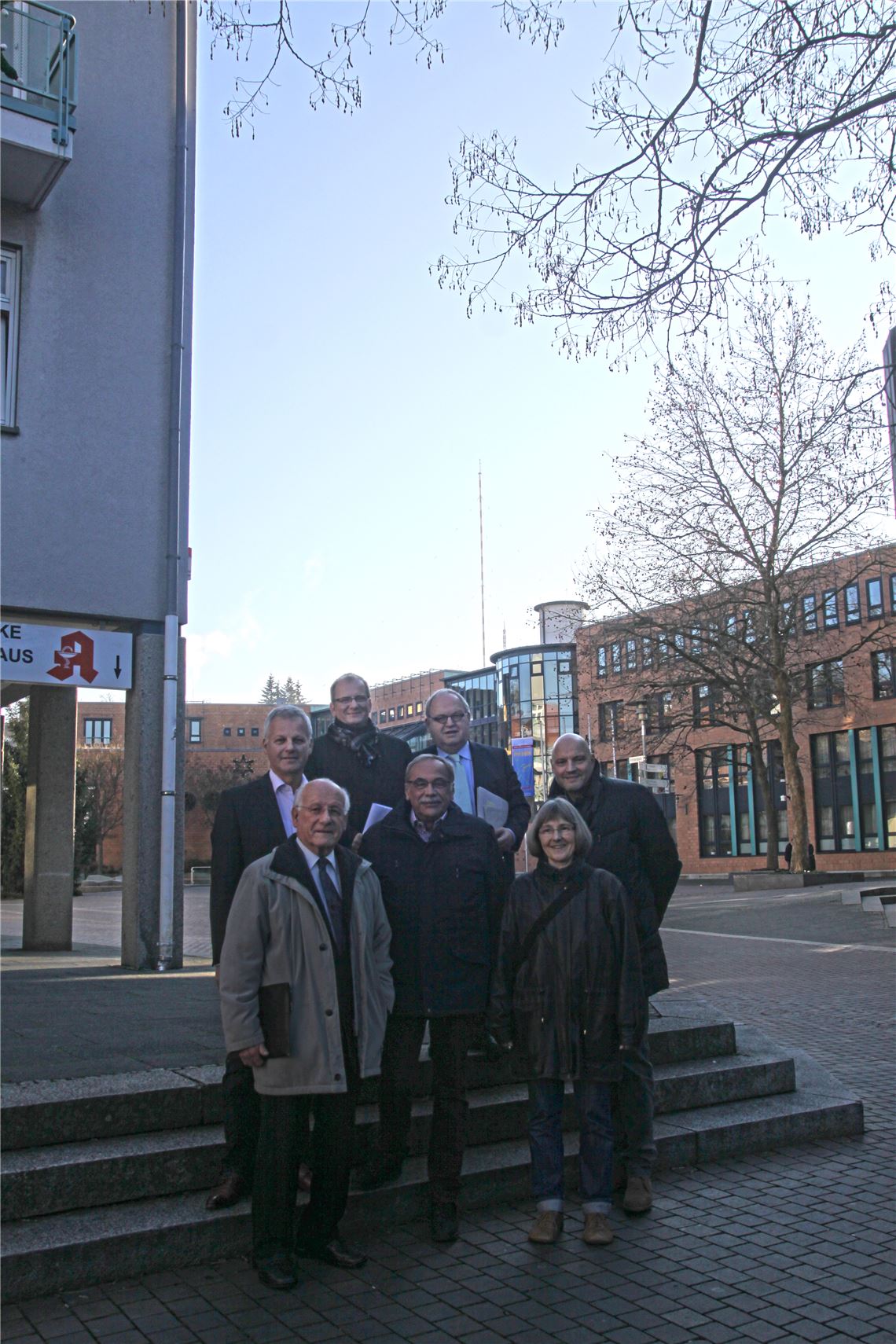 Stellen sich nicht nur für das Pressefoto vor den Sender: der Alt-OB und Mühlacker Ehrenbürger Gerhard Knapp (vorne, v.li.), Rolf Leo (Fraktionschef der Freien Wähler), Stefanie Seemann (Liste Mensch und Umwelt), SPD-Fraktionsvorsitzender Thomas Knapp (hintere Reihe, v.li), Bürgermeister Winfried Abicht, CDU-Fraktionsvorsitzender Günter Bächle und FDP-Stadtrat Klaus Sämann.  Foto: Deeg