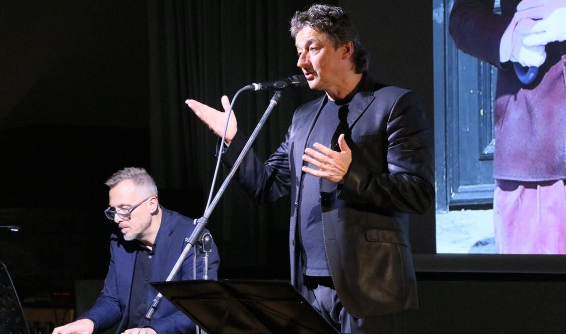 Stellt in Maulbronn ein ganz neues Format vor: Sänger Mike Janipka (re.). Foto: Weber