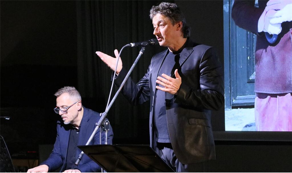 Stellt in Maulbronn ein ganz neues Format vor: Sänger Mike Janipka (re.). Foto: Weber