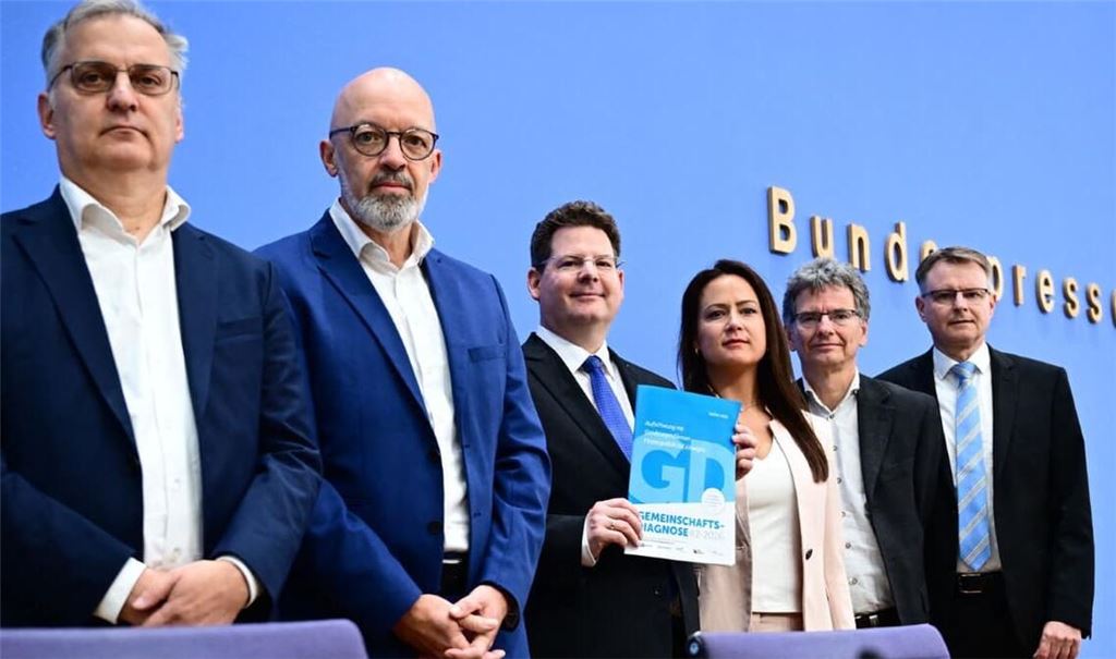 Stellten in Berlin die Gemeinschaftsdiagnose vor (von links): Torsten Schmidt (RWI – Leibniz-Institut für Wirtschaftsforschung), Timo Wollmershäuser (Ifo Institut), Oliver Holtemöller (Leibniz-Institut für Wirtschaftsforschung Halle, IWH), Geraldine Dany-Knedlik (Deutsches Institut für Wirtschaftsforschung, DIW Berlin), Axel Lindner (Leibniz-Institut für Wirtschaftsforschung Halle, IWH) und Stefan Kooths (Kiel Institut für Weltwirtschaft).