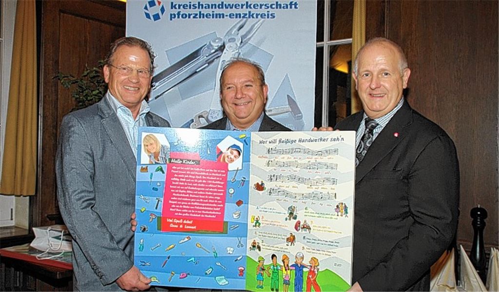 Stellvertretender Kreishandwerksmeister Jürgen Kellenberger (v.li.), Kreishandwerksmeister Rolf Nagel und Joachim Wohlfeil (Handwerkskammer) mit dem Buch für Kindergärten.