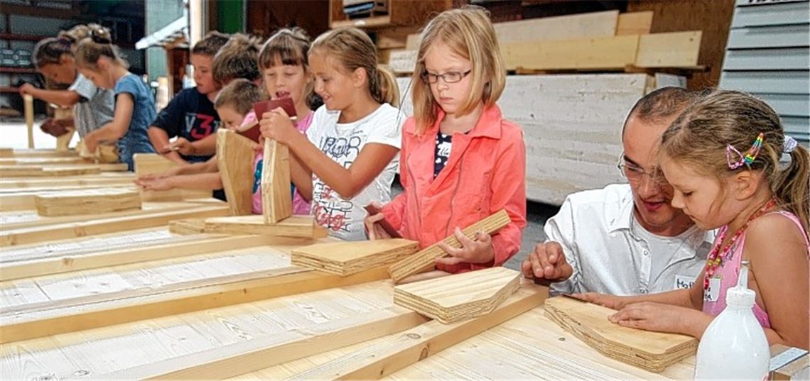 Stelzen-Bauer bei der Arbeit: Matthias Fleig zeigt den Kindern, wie leicht es ist, etwas mit eigenen Händen herzustellen.