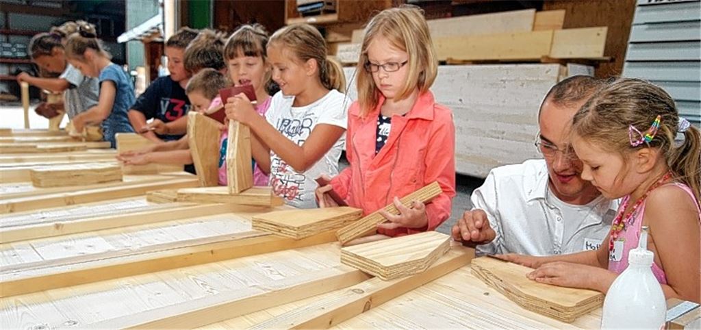 Stelzen-Bauer bei der Arbeit: Matthias Fleig zeigt den Kindern, wie leicht es ist, etwas mit eigenen Händen herzustellen.