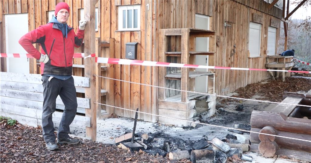 Stephan Coenen ist entsetzt: Über das Wochenende hat es an der Hütte des Illinger Kletterwalds gebrannt, und noch ist völlig unklar, wer dafür verantwortlich ist.Fotos: Deeg