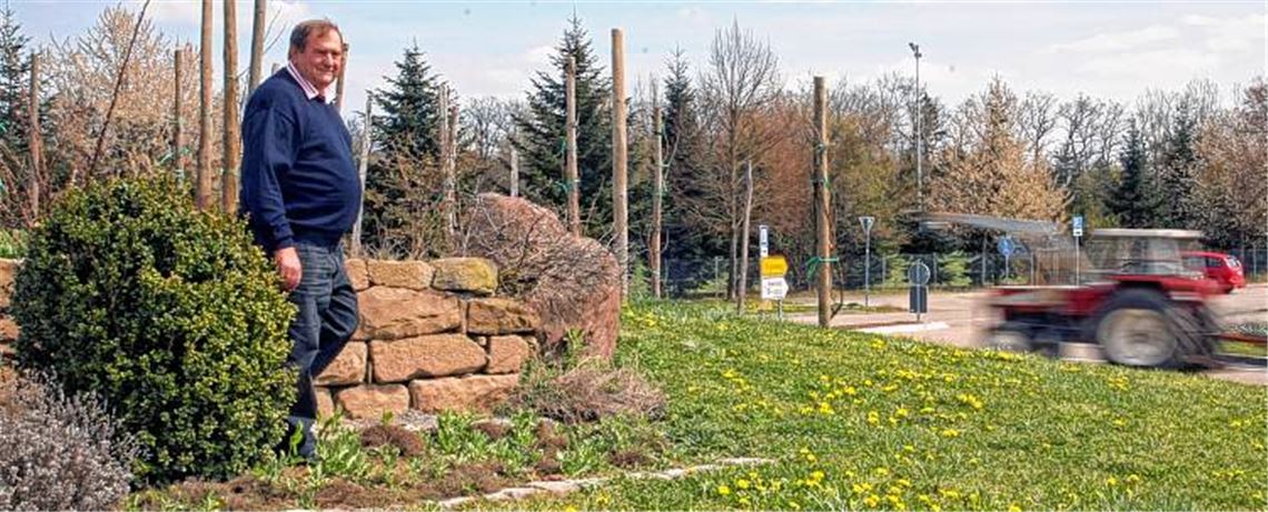 Stephan Hensle vor dem Weinbergmäuerchen auf dem Ötisheimer Kreisverkehr. Für die aktuelle Rückbau-Diskussion hat der Gärtnermeister und Landschaftsbauer kein Verständnis. 
