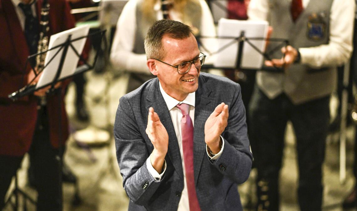 Stephan Retter feiert am Wahltag mit dem Musikverein seinen Sieg – am Montag hatte er jetzt wieder Grund zum Feiern. Foto: Archiv