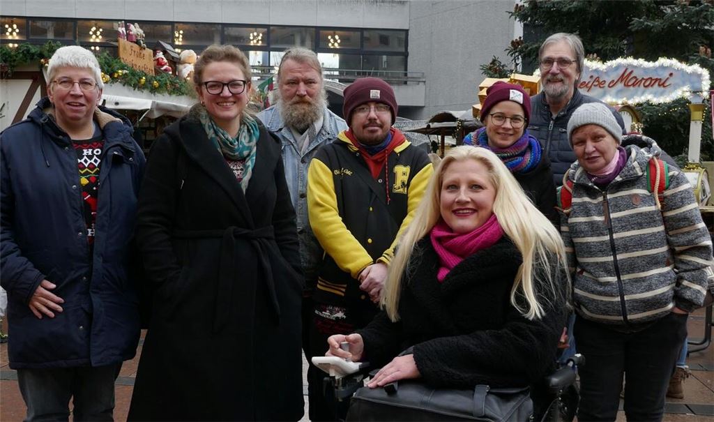 Stephanie Aeffner bei ihrem Weihnachtsmarktbesuch mit Besuchern und Vertretern des Erwerbslosentreffs. Foto: privat