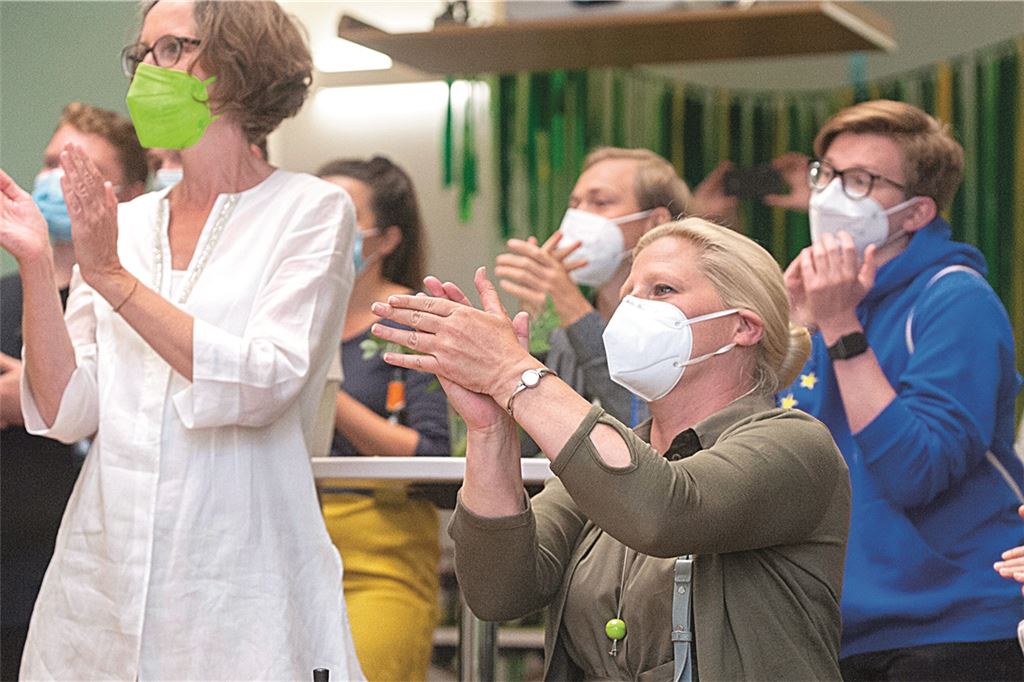 Stephanie Aeffner (re.) applaudiert nach den ersten Hochrechnungen. Foto: Fotomoment