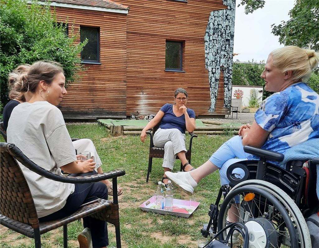 Stephanie Aeffner (re.) zu Gast beim Kinderschutzbund und dem Lukas-Zentrum, einem Familienzentrum der Diakonie in der Pforzheimer Weststadt. Foto: privat