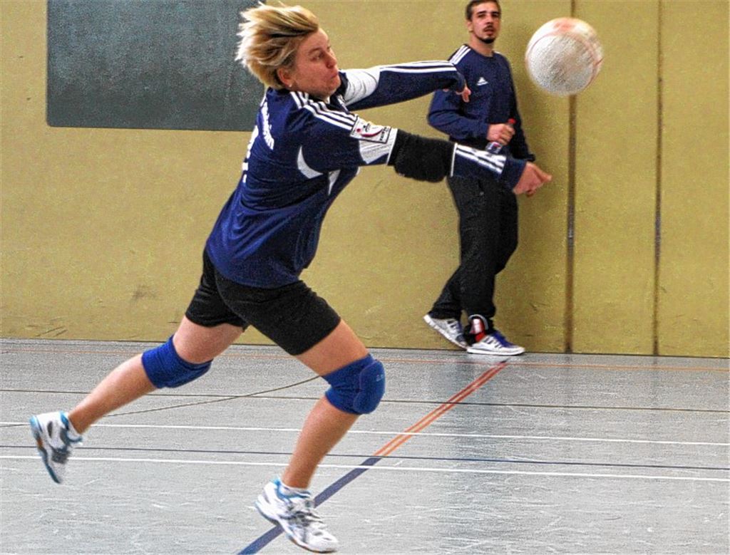 Stephanie Frech schlägt den Ball unter den Augen von Trainer Fabian Geissel zurück in des Gegners Feld. Gegen den starken Erstliga-Absteiger TV Eibach gelingen dem TSV Ötisheim zu selten Punkte aus dem eigenen Angriffsspiel heraus.