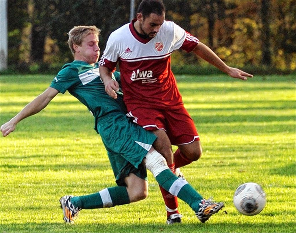 Sternenfels (grüne Trikots) kommt dem SC Hohenhaslach letztlich nicht bei.