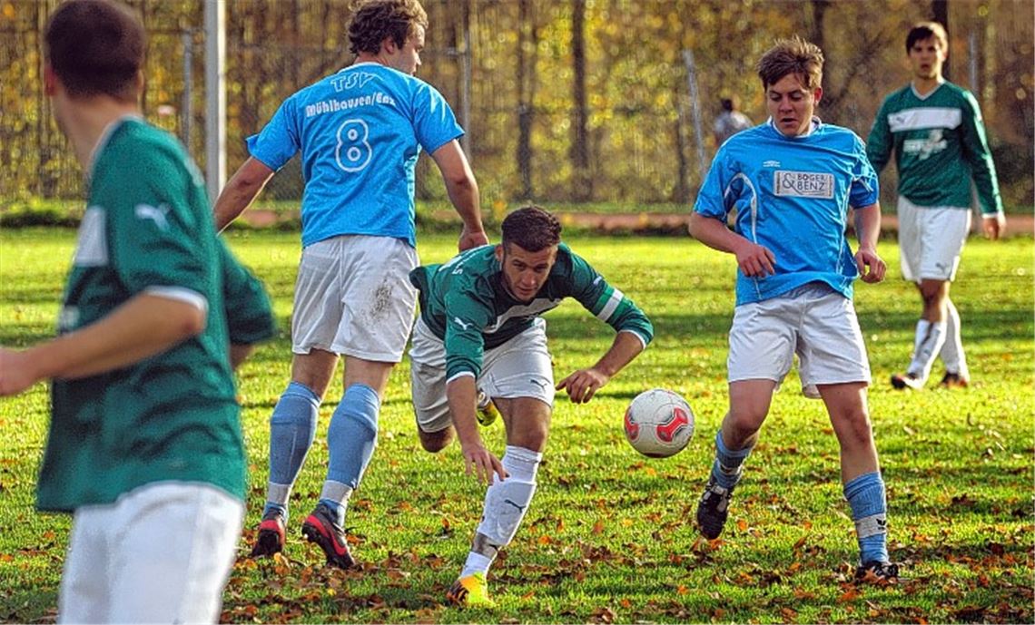 Sternenfels (grüne Trikots) strauchelt auch gegen den TSV Mühlhausen/Enz. Foto: Fotomoment