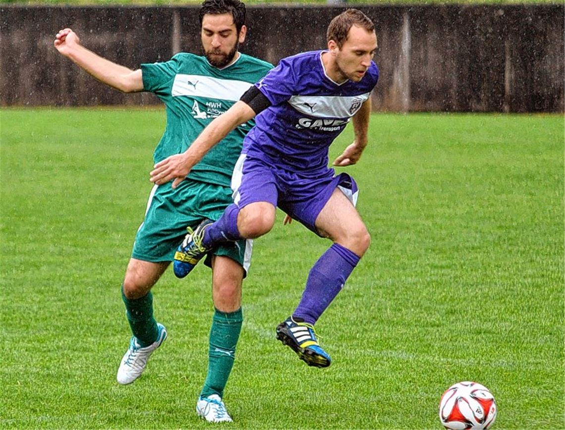 Sternenfels (in Grün) wehrt sich und kommt nach 0:2 noch zum Remis in Roßwag.