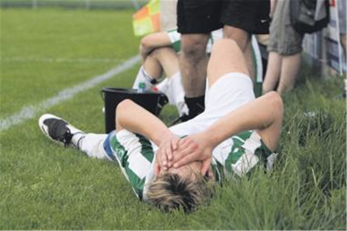 Sternenfels in Schockstarre: Die jungen Spieler können den Abstieg noch kaum fassen. Nun stellt sich die Frage, wer für die Kreisliga C weiterhin zur Verfügung steht.
Foto: Eigner