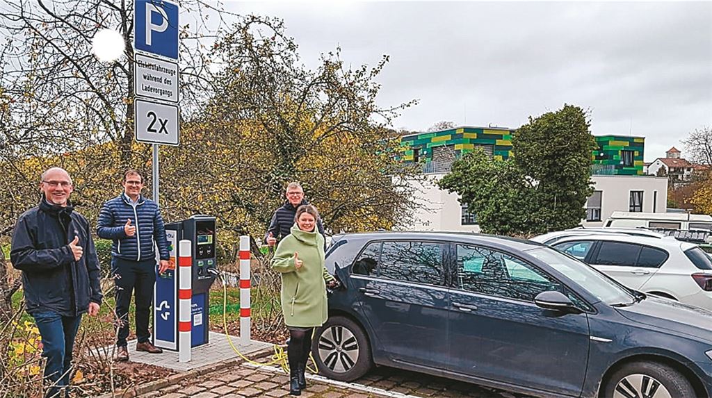 Sternenfelser Beitrag für umweltfreundliche Mobilität: Die neue E-Ladestation hinter dem TeleGIS-Gebäude wird in Betrieb genommen.privat