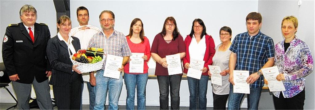 Sternenfelser Blutspendeehrung im Rahmen der Gemeinderatssitzung durch Wolfgang Haalboom (li.) und Bürgermeisterin Sigrid Hornauer, die Reiner Brand für dessen außergewöhnliche Spendeleistung einen Geschenkkorb überreicht.